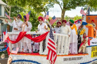 Palatine 4th July Parade_2022_Sikh Religious Society_Decorated float and community members.jpg