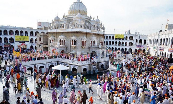 HASSANABDAL - Sikh pilgrims performing religious rituals during Baisakhi Festival at Gurdwara Panja Sahab Hassan Abdal (129K)